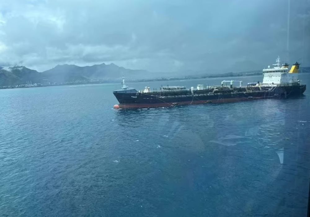 Ένα δεξαμενόπλοιο ανεφοδιασμού πλησίασε το Norwegian Star και οι τουρίστες το φωτογράφισαν.