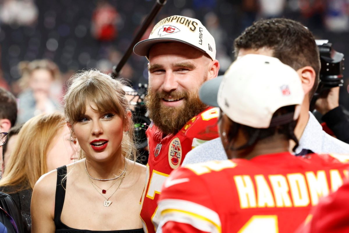Η Taylor Swift στο πλευρό του Travis Kelce στον τελικό του Super Bowl αμέσως μετά την νίκη των Kansas City Chiefs.