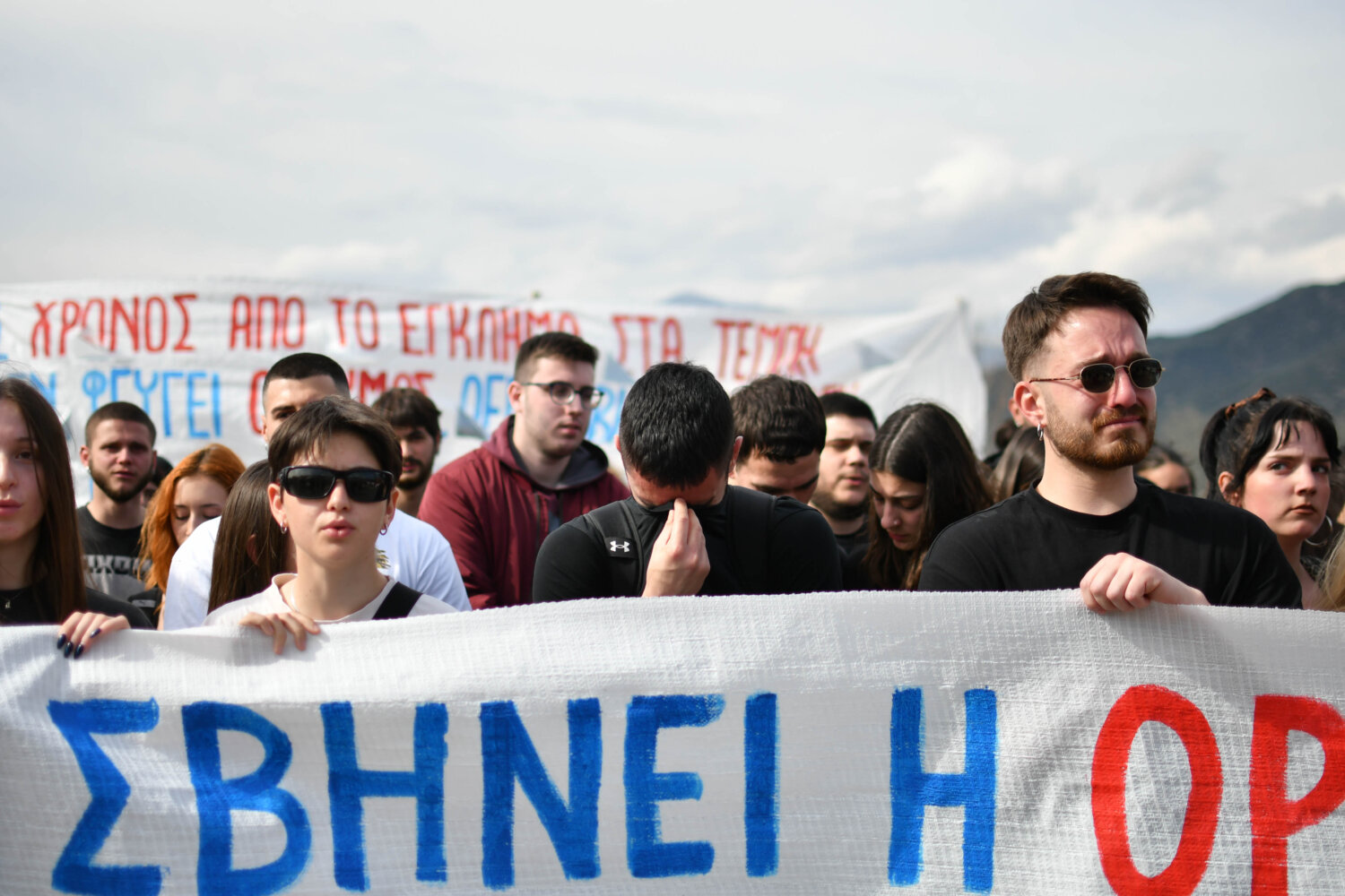 Βαθιά συγκίνηση στα Τέμπη: «Αλυσίδα» μνήμης και αγώνα για τους 57 νεκρούς, δάκρυα από τους φοιτητές – ΦΩΤΟ & ΒΙΝΤΕΟ