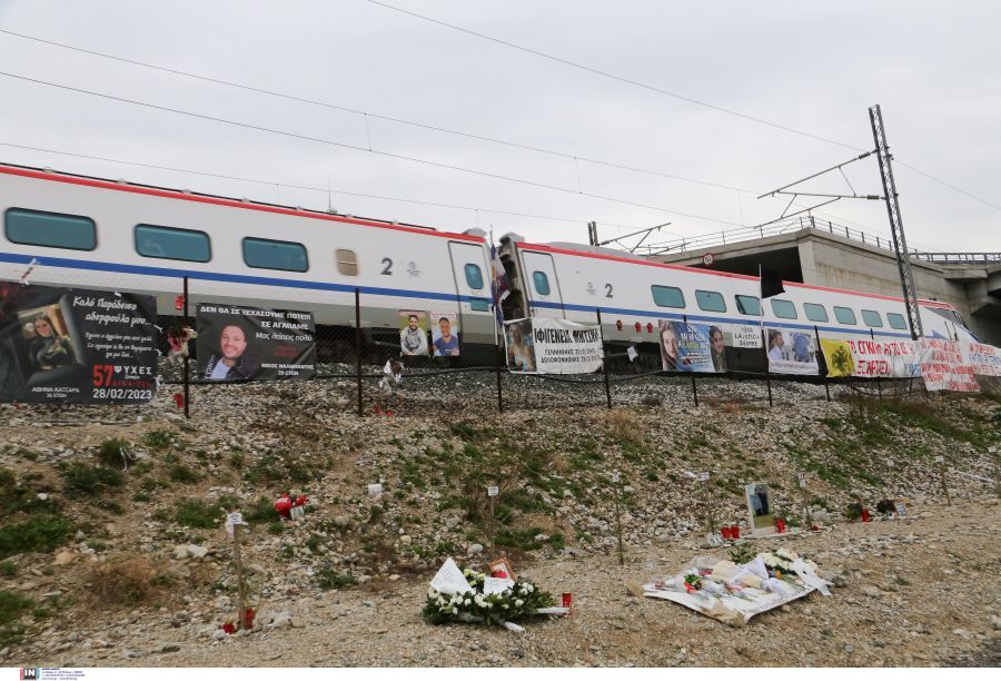 Τραγωδία στα Τέμπη: Βουβός πόνος στο μνημόσυνο και το τρισάγιο για τους 57 νεκρούς – ΒΙΝΤΕΟ