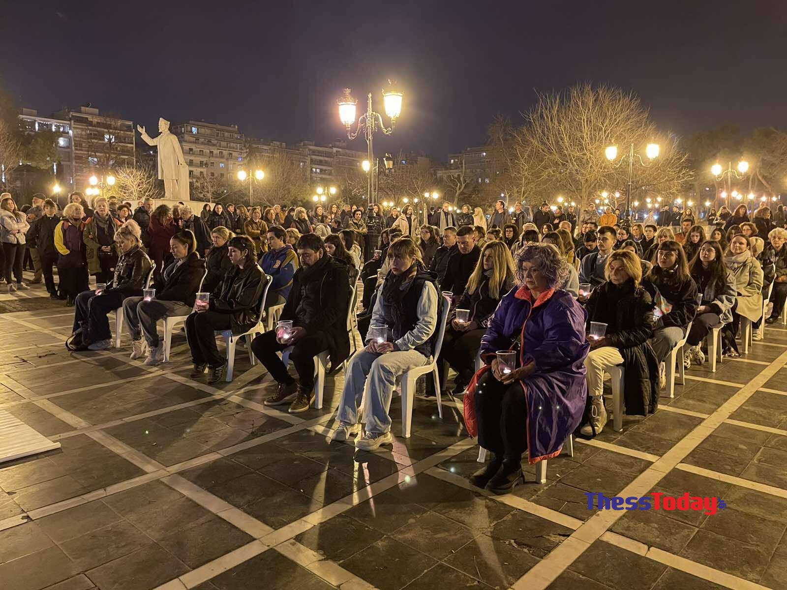 Θεσσαλονίκη: 57 καρέκλες στη μνήμη των θυμάτων της τραγωδίας των Τεμπών – ΦΩΤΟ