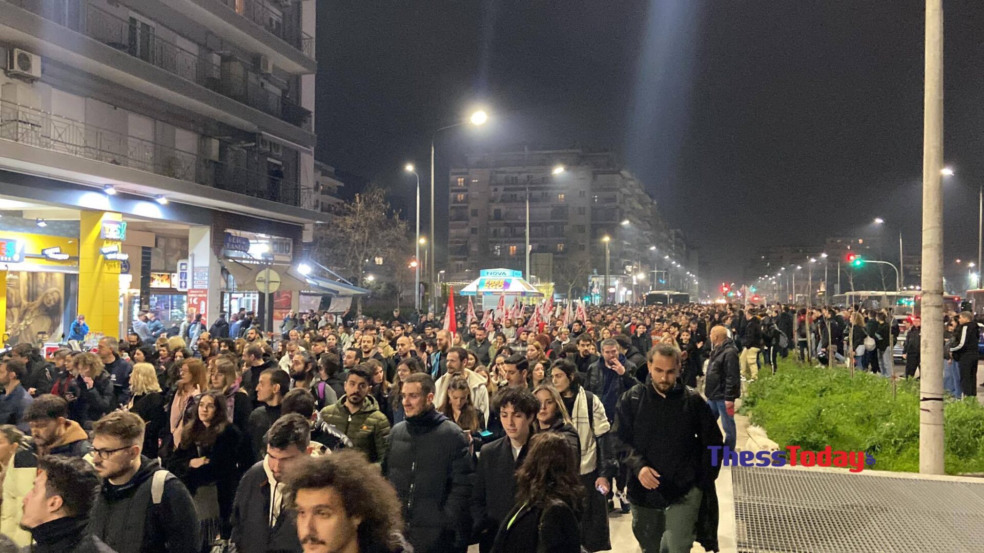 Θεσσαλονίκη: Χιλιάδες άτομα στους δρόμους για την τραγωδία των Τεμπών – «Το έγκλημα αυτό δεν θα ξεχαστεί»