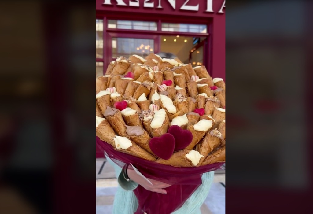 Θεσσαλονίκη: Ζαχαροπλαστείο φτιάχνει ανθοδέσμη με τρίγωνα Πανοράματος για την ημέρα του Αγίου Βαλεντίνου – ΒΙΝΤΕΟ