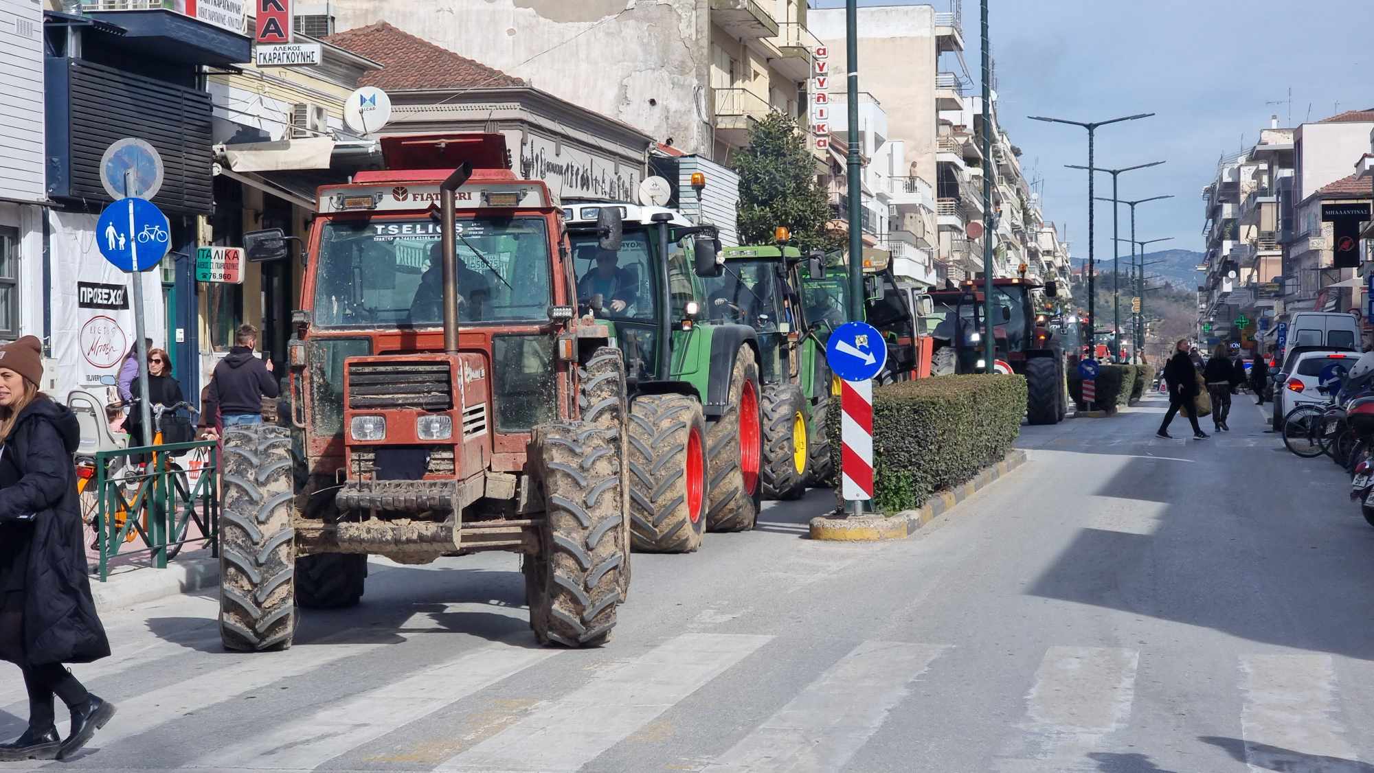 Αγρότες: Βγήκαν τα τρακτέρ σε Τρίκαλα και Καλαμάτα, νέα ένταση στη Χαλκιδική μετά το μπλόκο της ΕΛ.ΑΣ.
