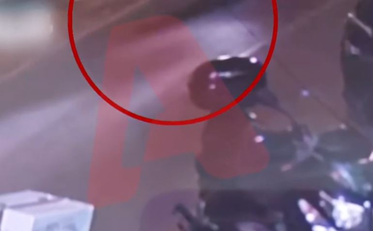 Νίκαια: Η στιγμή που η μηχανή παρέσυρε και εγκατέλειψε τον ηλικιωμένο – ΒΙΝΤΕΟ από το τροχαίο