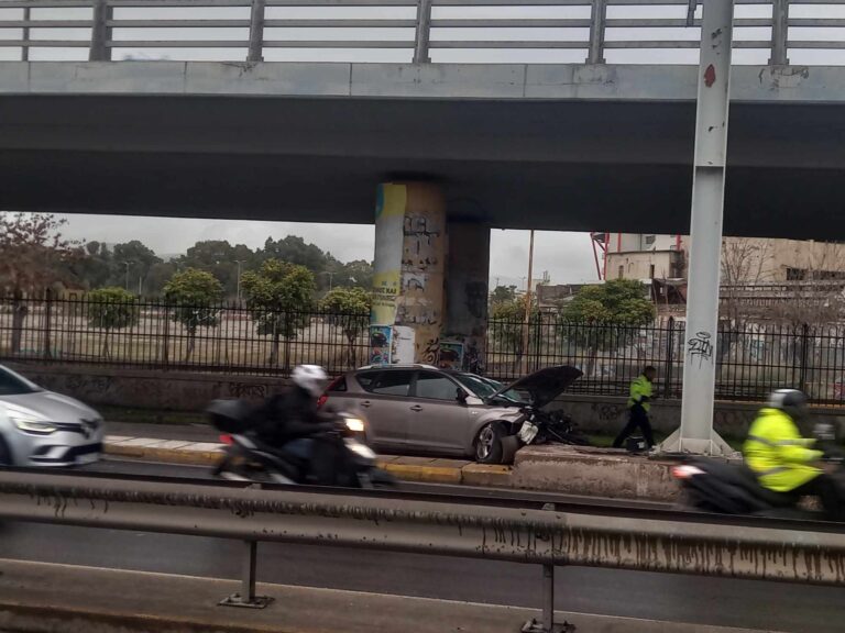 Τροχαίο στον Πειραιά: Αυτοκίνητο προσέκρουσε σε κολόνα