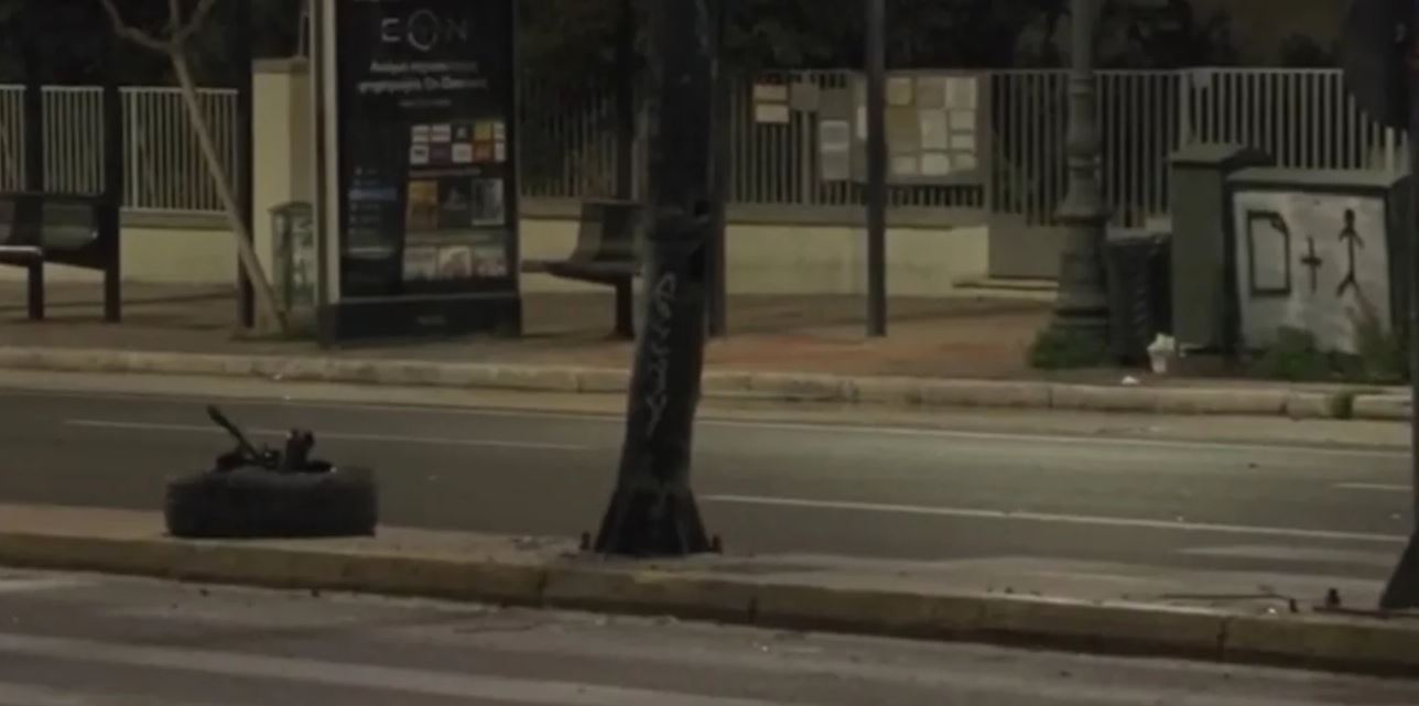 Σοβαρό τροχαίο τα ξημερώματα στη Βασιλίσσης Σοφίας – Οδηγός έπεσε σε κολώνα φωτισμού