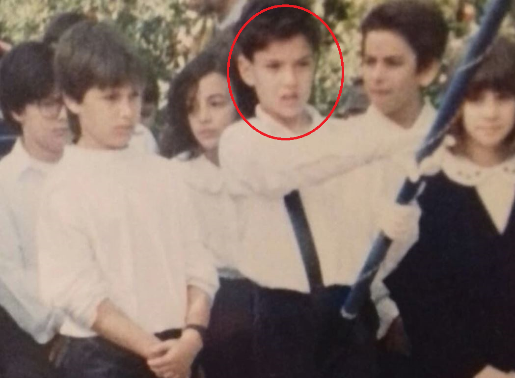 Αναγνωρίζετε το αγοράκι της φωτογραφίας; Είναι γνωστός παρουσιαστής