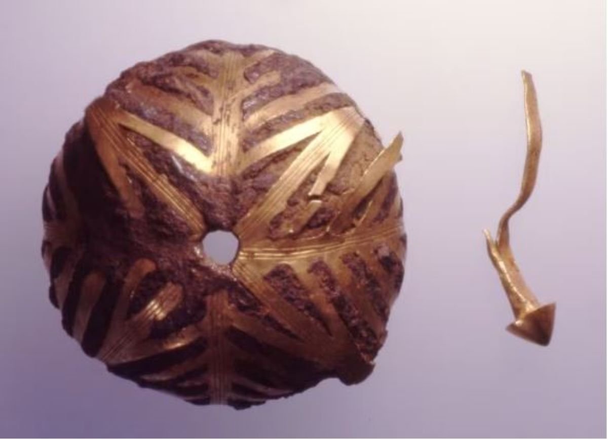 Η λαβή σπαθιού από τον θησαυρό της Βιλένα, κατασκευασμένη από σίδηρο μετεωρίτη και ένθετο χρυσό που σχηματίζει μοτίβο τετράκτινου αστεριού.