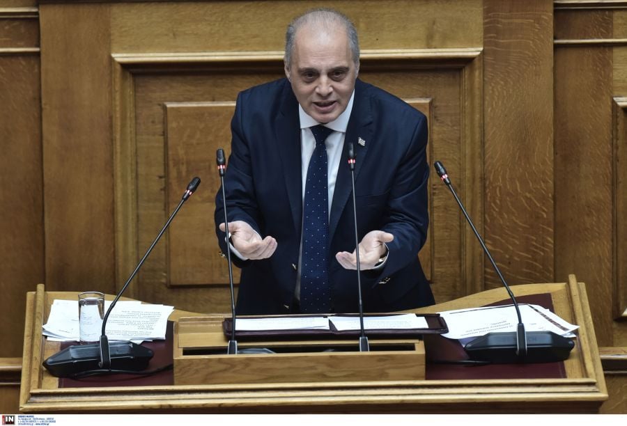 Χαμός στη Βουλή – Βελόπουλος προς Μπιμπίλα: Γιατί δεν ρωτάμε πόσοι βουλευτές είναι ομοφυλόφιλοι;