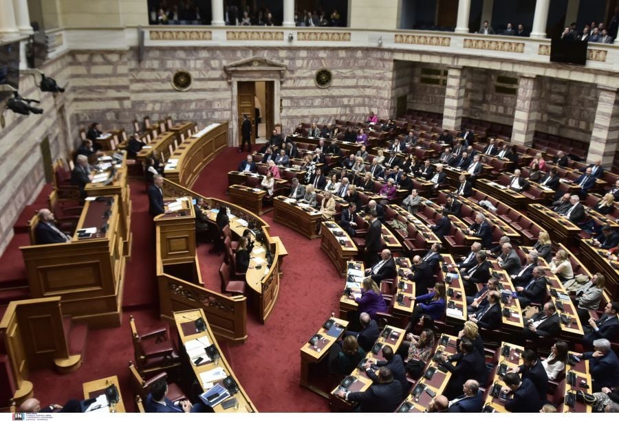 Βουλή: Υπερψηφίστηκε το νομοσχέδιο για τα ομόφυλα ζευγάρια με 176 «ναι» – Τα 76 «όχι» και οι απουσίες