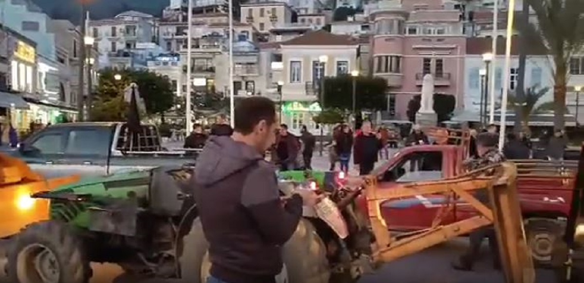 Σάμος: Οι αγρότες έκλεισαν την πλατεία Πυθαγόρα