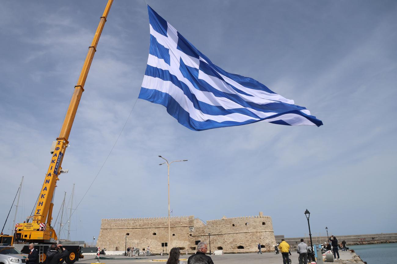 25η Μαρτίου: Σημαία 1,5 στρέμμα υψώθηκε στο λιμάνι του Ηρακλείου - ΦΩΤΟ