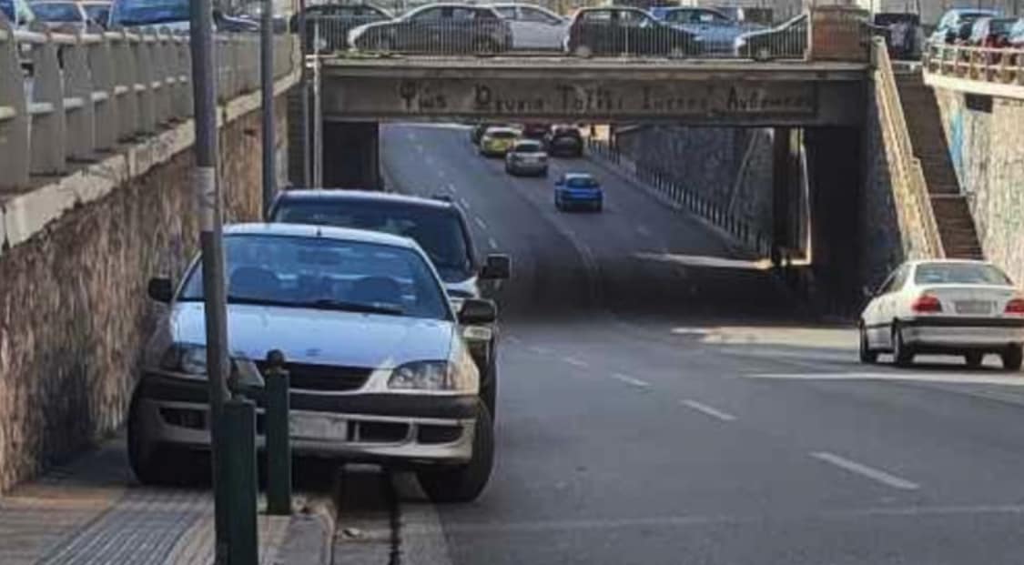 «Αποδώστε τα πεζοδρόμια στους πεζούς»: Η ομάδα στο Facebook που «μάχεται» για την παράνομη κατάληψή τους