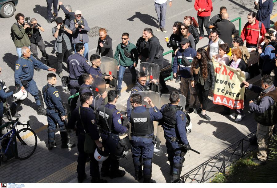 Κολωνός: Ένταση έξω από τα δικαστήρια πριν από την απόφαση για την υπόθεση της 12χρονης – Πέταξαν πέτρες σε κατηγορούμενους