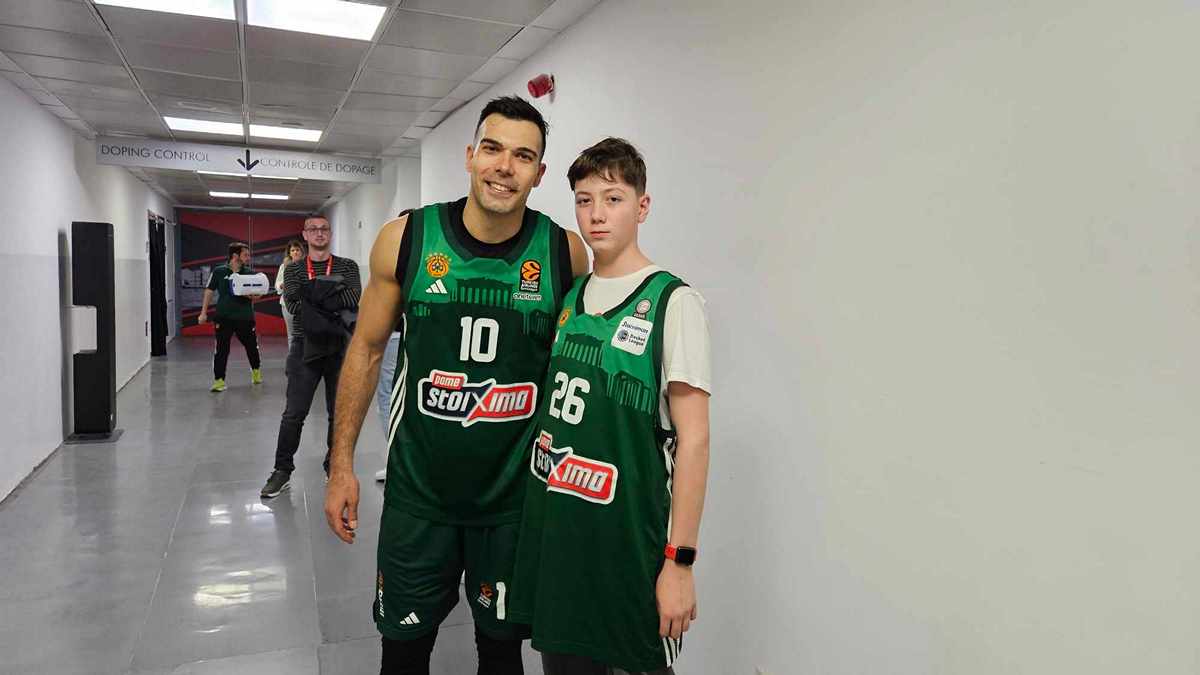 Παναθηναϊκός: Δίπλα στον πάγκο των πράσινων ο γιος της Ρούξι Ντουμιτρέσκου και του Αλέξανδρου Νικολαΐδη – ΦΩΤΟ