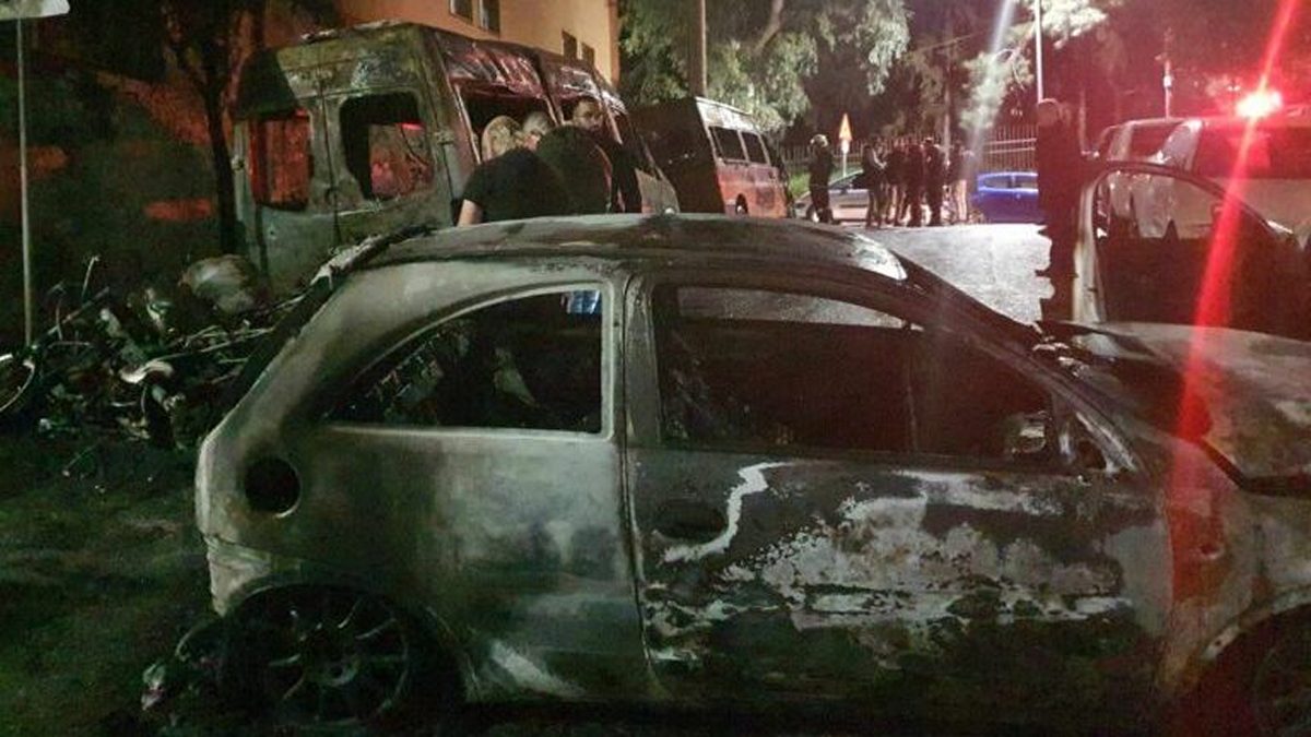 Ζωγράφου: Εμπρηστική επίθεση σε σχολικά λεωφορεία, αυτοκίνητα και μοτοσικλέτες – ΒΙΝΤΕΟ