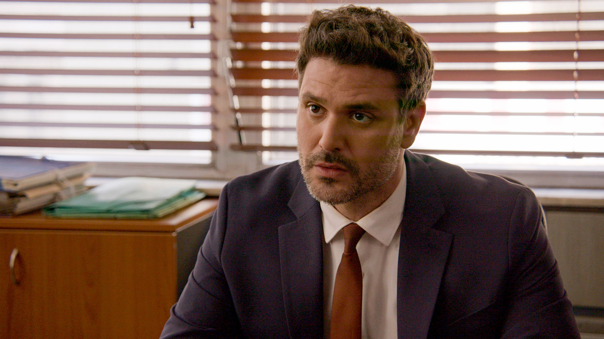 Παγιδευμένοι: Μια νεκρή νύφη κι ένα απειλητικό τηλεφώνημα  μπλέκουν ξανά τις τροχιές της ζωής του Δημήτρη και της Άννας