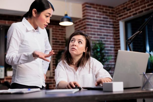 8 συμπεριφορές ενός συναδέλφου που μαρτυρούν ότι σας ζηλεύει κρυφά