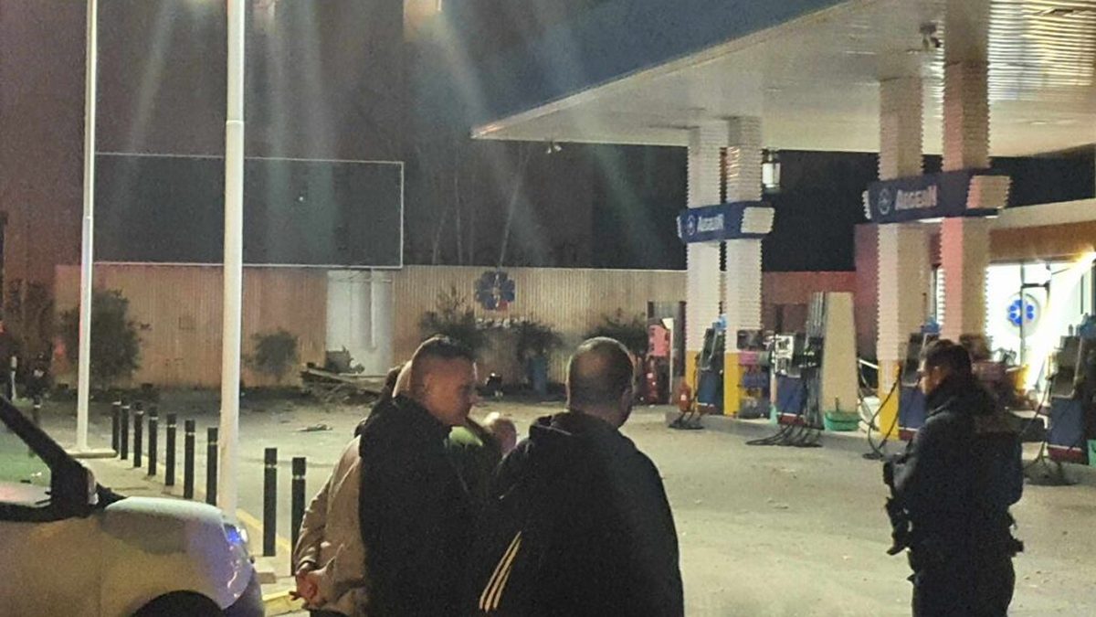 Πειραιάς: Ισχυρή έκρηξη βόμβας σε χώρο στάθμευσης – Προκλήθηκαν σοβαρές υλικές ζημιές