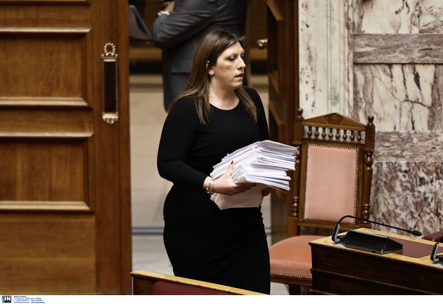 Βουλή: Με μία στοίβα από έγγραφα ανέβηκε στο βήμα η Ζωή Κωνσταντοπούλου – Δείτε φωτογραφίες