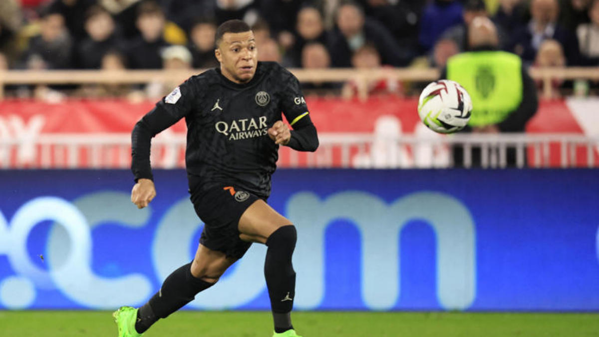 Γαλλία: Ο Κίλιαν Μπαπέ έγινε αλλαγή και πήγε να κάτσει στην εξέδρα μαζί με την μητέρα του – ΒΙΝΤΕΟ