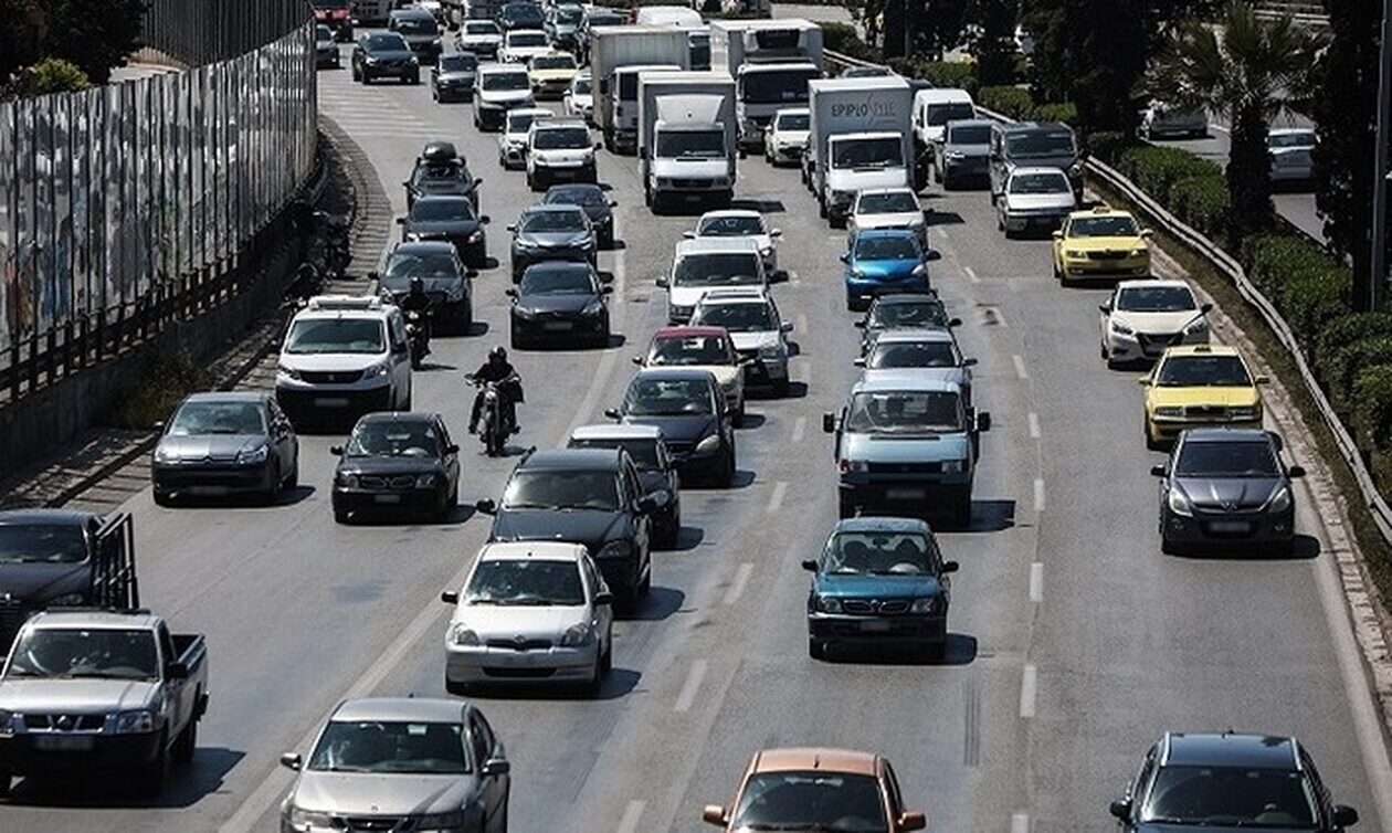 Κλειστή η Λεωφόρος Αθηνών μετά το τηλεφώνημα για βόμβα σε κτίριο της Εθνικής Βιβλιοθήκης