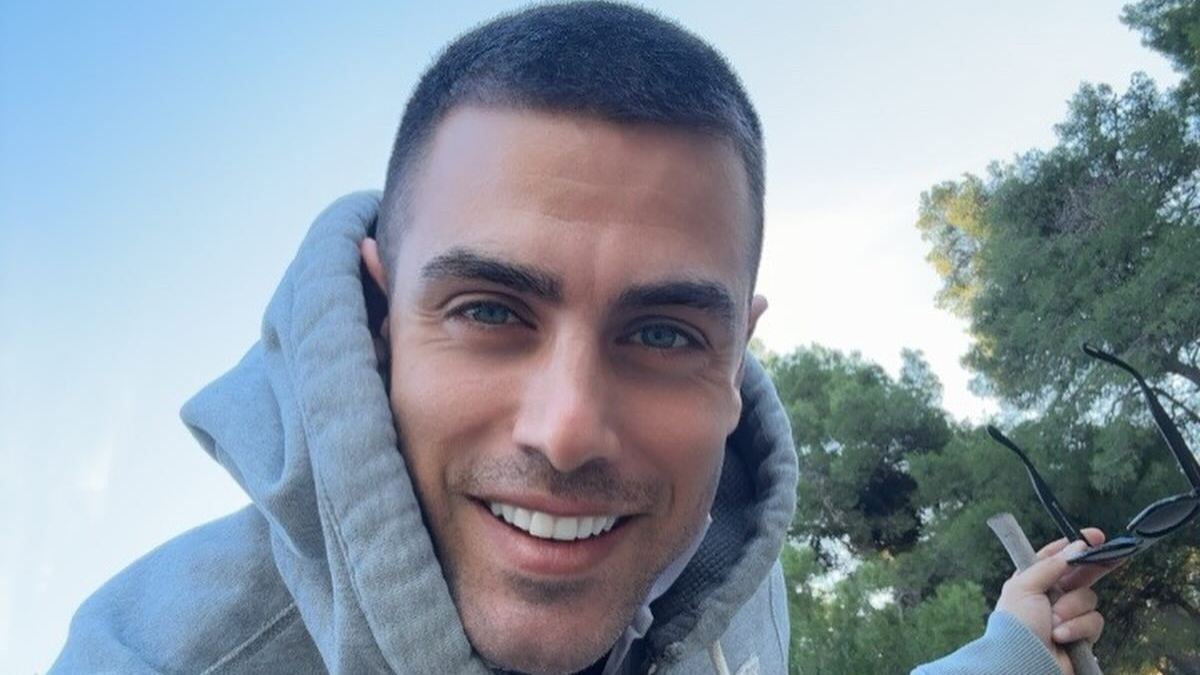 Κώστας Μαρτάκης: Μας σύστησε την κούκλα αδερφή του – «…είναι καλύτερη από τη δική σου» – ΦΩΤΟ