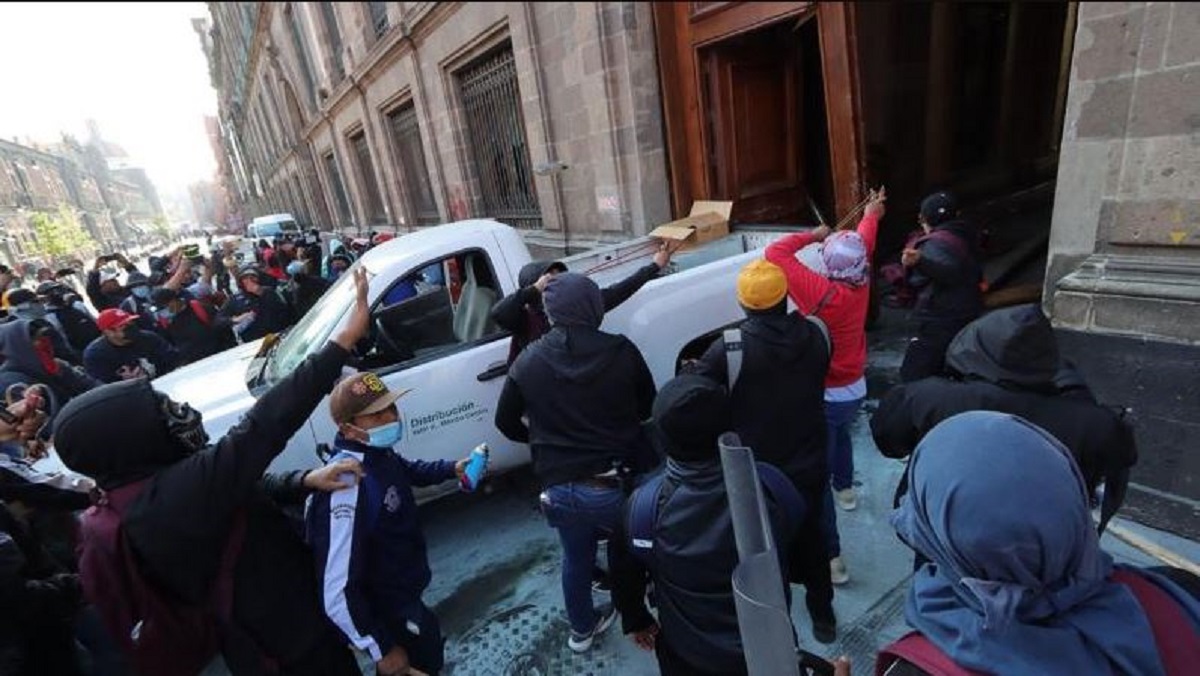 Μεξικό: Η στιγμή που διαδηλωτές έσπασαν την είσοδο του προεδρικού μεγάρου – ΒΙΝΤΕΟ