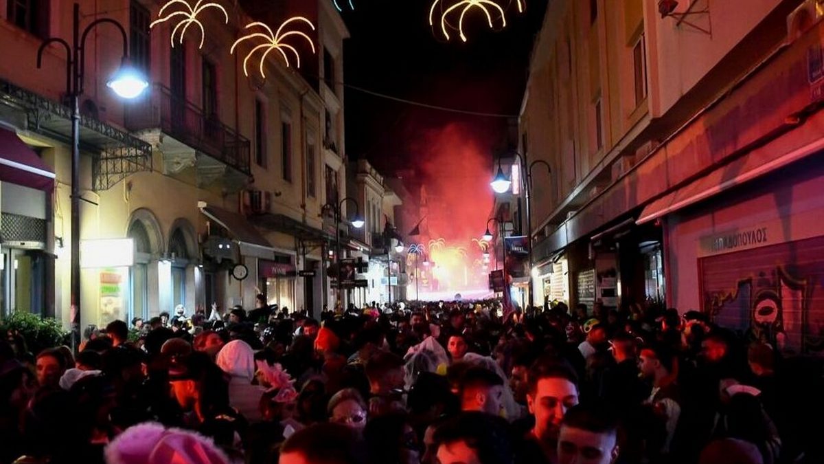 Πάτρα – Καρναβάλι: Στο νοσοκομείο άτομο που έπεσε από το λεωφορείο «αγκαζέ»