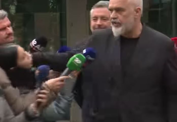 Αλβανία: «Η πράξη του δεν με εκφοβίζει, οι προσβολές του δεν με αγγίζουν» λέει η δημοσιογράφος που δέχτηκε επίθεση από τον Ράμα