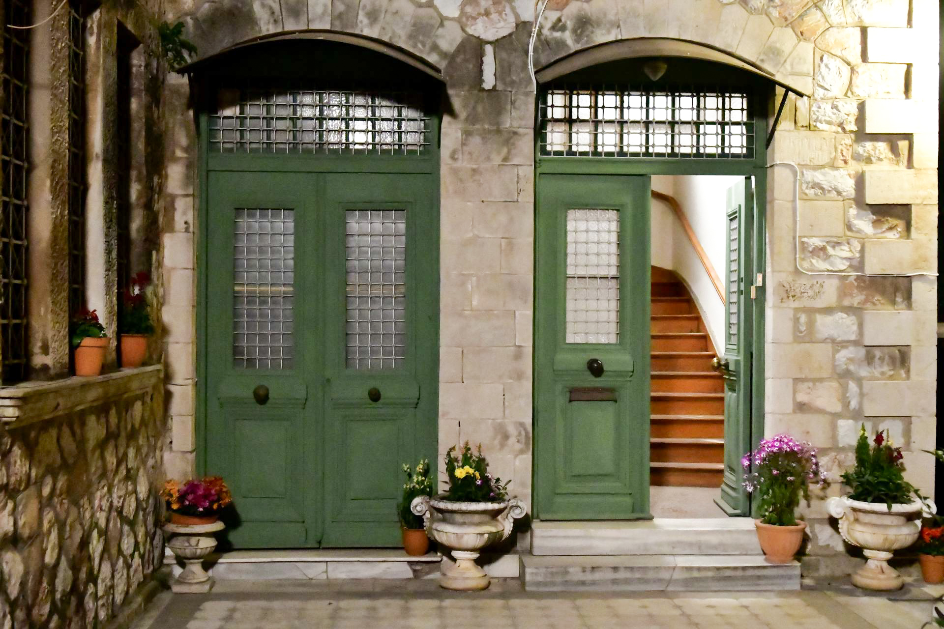 Ψυχοκόρες: Οι οικίες Κοτρώτση, Αρδίτη και Νάτση διά χειρός της σκηνογράφου, Χρύσας Δαπόντε – ΦΩΤΟ