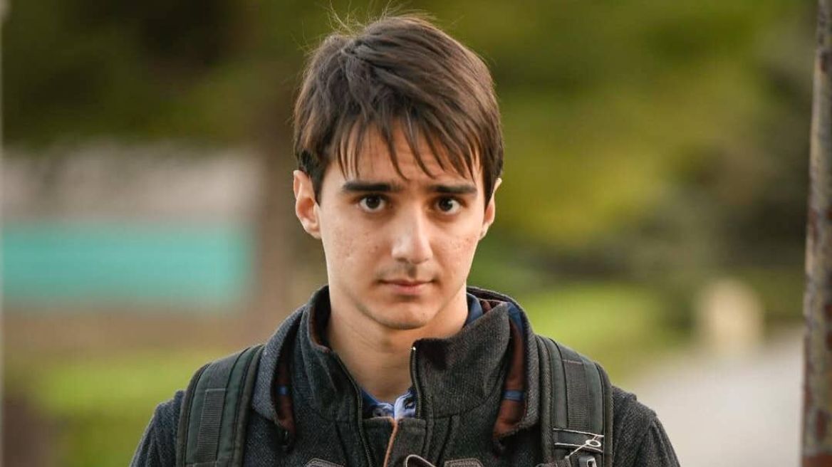 Στρατής Χατζησταματίου: Ο «Μανώλης» του Σασμού στο enikos.gr – «Αστυνομικός μου ζήτησε να κατεβάσω το παράθυρο για να του δώσω spoiler»