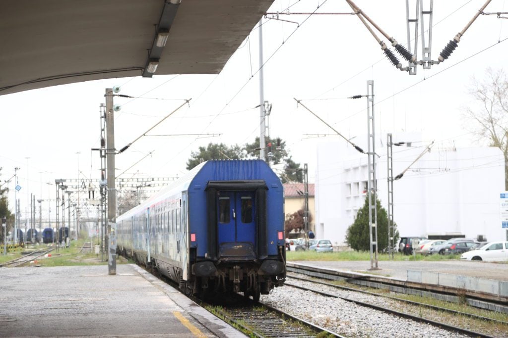 Άγιος Στέφανος: Τρένο που εκτελούσε το δρομολόγιο Χαλκίδα – Αθήνα προσέκρουσε σε πεσμένο δέντρο