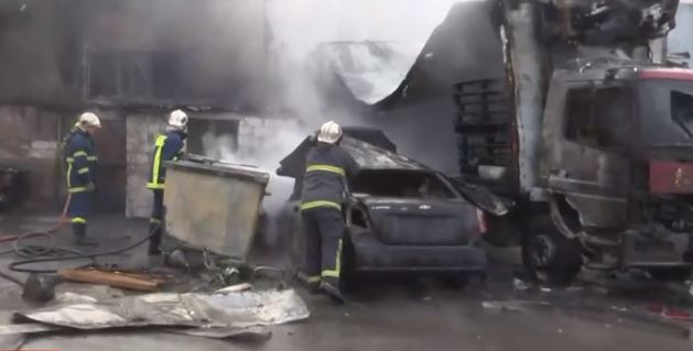 Θεσσαλονίκη: Συναγερμός για φωτιά σε συνεργείο αυτοκινήτων – Ακούγονται εκρήξεις