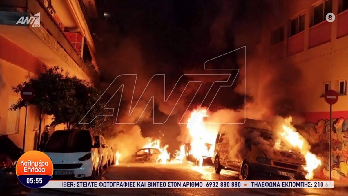 Φωτογραφίες από την εμπρηστική επίθεση στου Ζωγράφου