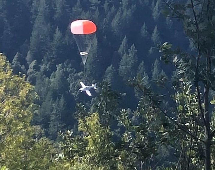 Οικογένεια σώθηκε από θαύμα – Άνοιξαν αλεξίπτωτο για να διευκολύνουν την πτώση του αεροσκάφους