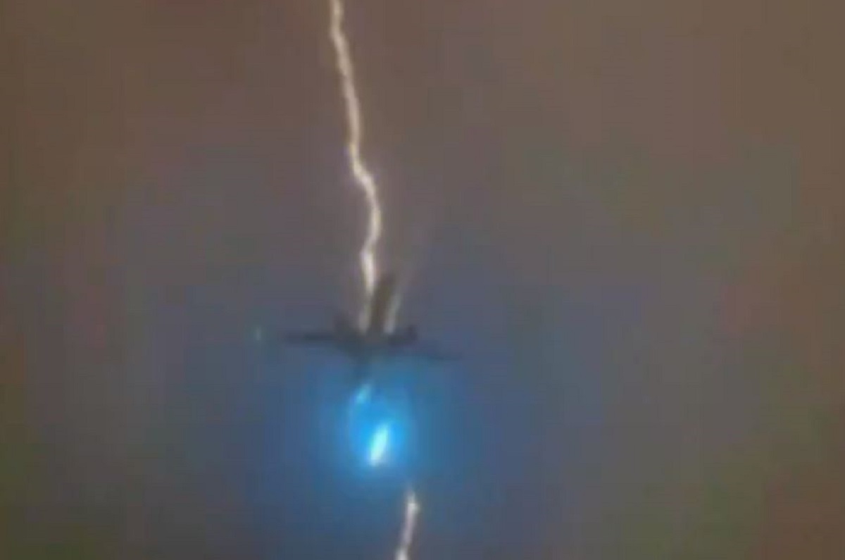 Βίντεο: Η τρομακτική στιγμή που κεραυνός χτυπά αεροπλάνο