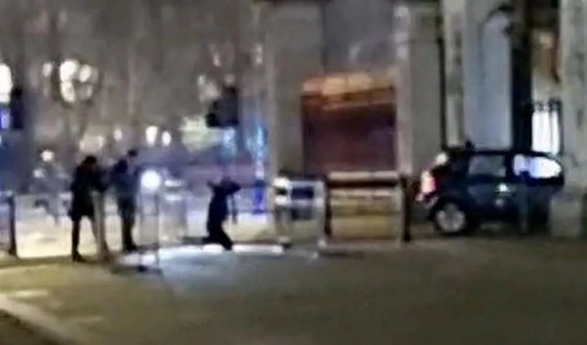 Βρετανία: Άνδρας συνελήφθη, αφότου όχημα έπεσε πάνω στις πύλες του παλατιού του Μπάκιγχαμ