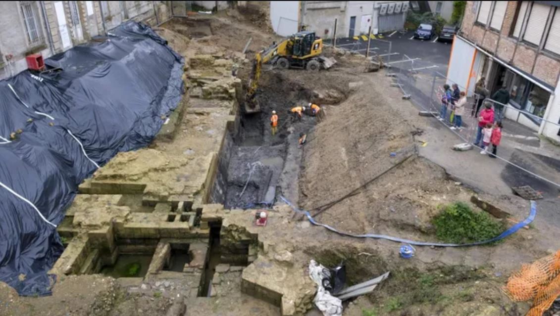 Άφωνοι οι αρχαιολόγοι: Εντόπισαν ένα κάστρο 600 ετών με τάφρο κάτω από ξενοδοχείο