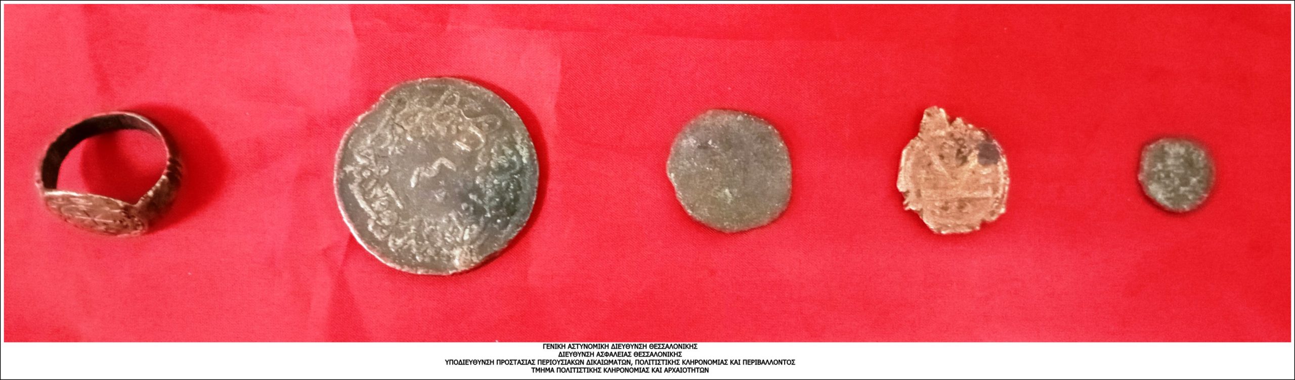 Θεσσαλονίκη: Συνελήφθη αρχαιοκάπηλος – Έκρυβε δαχτυλίδι με διάκοσμο βυζαντινής εποχής, αγιογραφία και νομίσματα