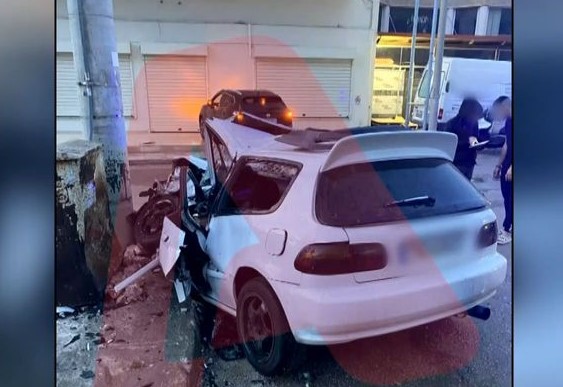 Αχαρνές τροχαίο - Αυτοκίνητο 19χρονων