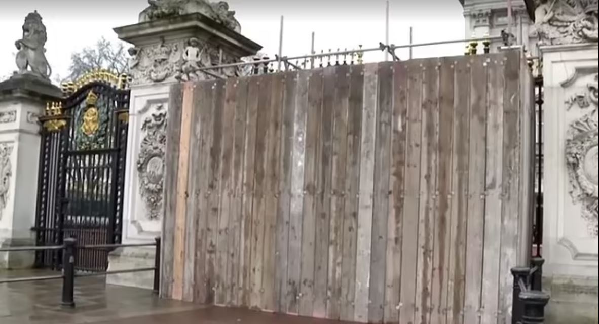 Βρετανία: Κλειστές με σανίδες οι πύλες του Μπάκιγχαμ – Σε ψυχιατρική κλινική ο οδηγός που έριξε επάνω τους το αυτοκίνητο