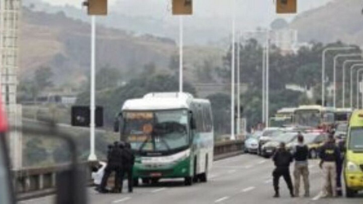 Βραζιλία: Τέλος στο θρίλερ – Παραδόθηκε στην αστυνομία ο ένοπλος που κρατούσε 17 ομήρους σε λεωφορείο