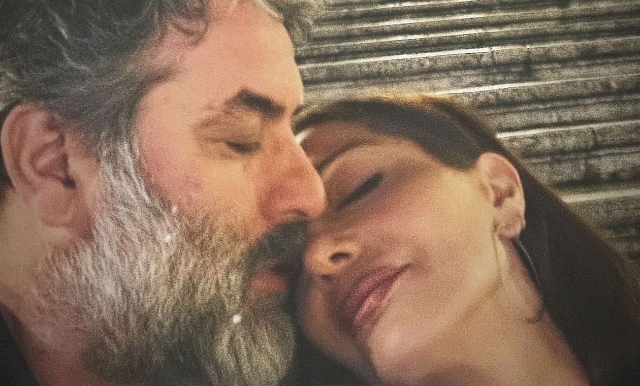 Δέσποινα Βανδή – Βασίλης Μπισμπίκης: Ταξίδι στο εξωτερικό μετά την περιπέτεια υγείας του ηθοποιού