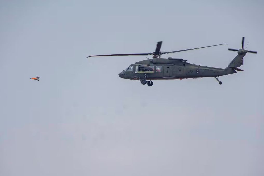«Μάνες» με drones σε ελικόπτερα Black Hawk