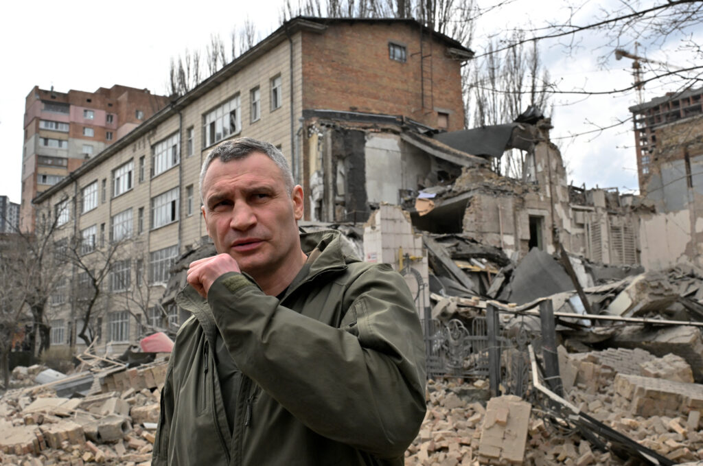 O δήμαρχος του Κίεβου έξω από το βομβαρδισμένο κτίριο.