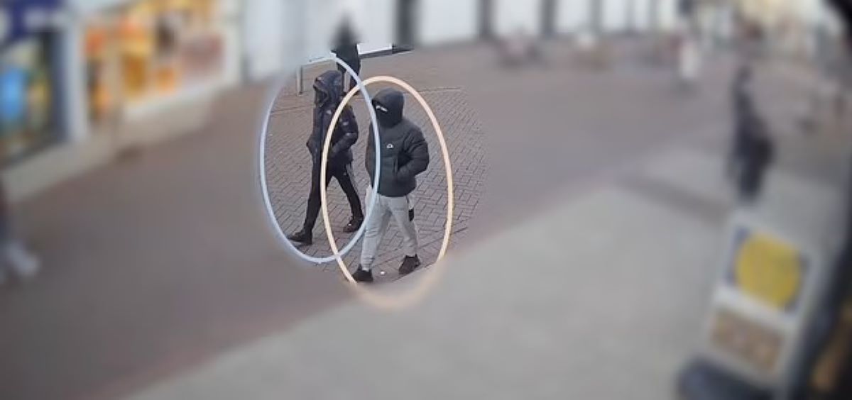 Βρετανία: Κουκουλοφόρος έφηβος μαχαιρώνει μέχρι θανάτου μέλος αντίπαλης συμμορίας – Δείτε βίντεο