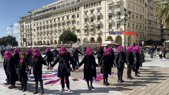 Θεσσαλονίκη: Γυναίκες με μωβ περούκες στους δρόμους για την Παγκόσμια Ημέρα της Γυναίκας – «Καμία απουσία!» – ΦΩΤΟ και ΒΙΝΤΕΟ