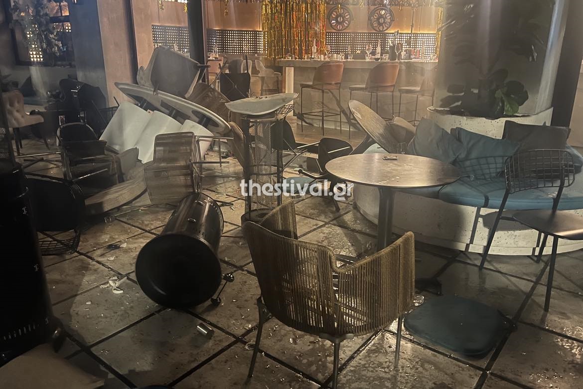 Θεσσαλονίκη: Κουκουλοφόροι έκαναν γυαλιά – καρφιά καφετέρια της παραλιακής